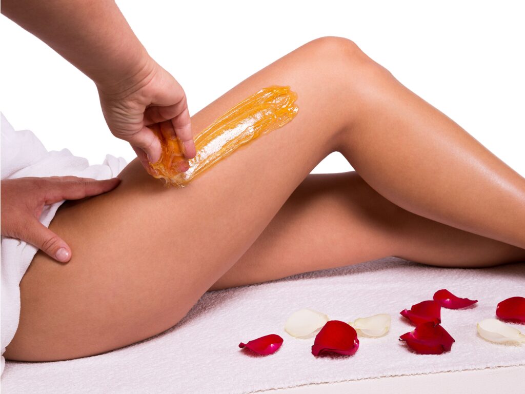 Waxing Behandlung am Bein einer Frau Waxing des Beines einer Frau
